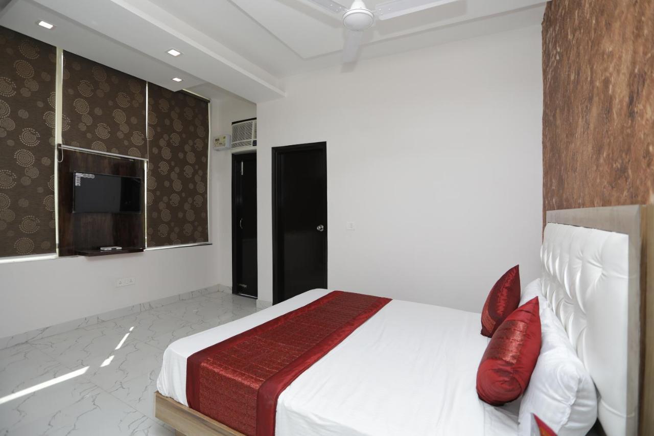 Oyo 12673 The Diplomat Inn Delhi  Exteriör bild