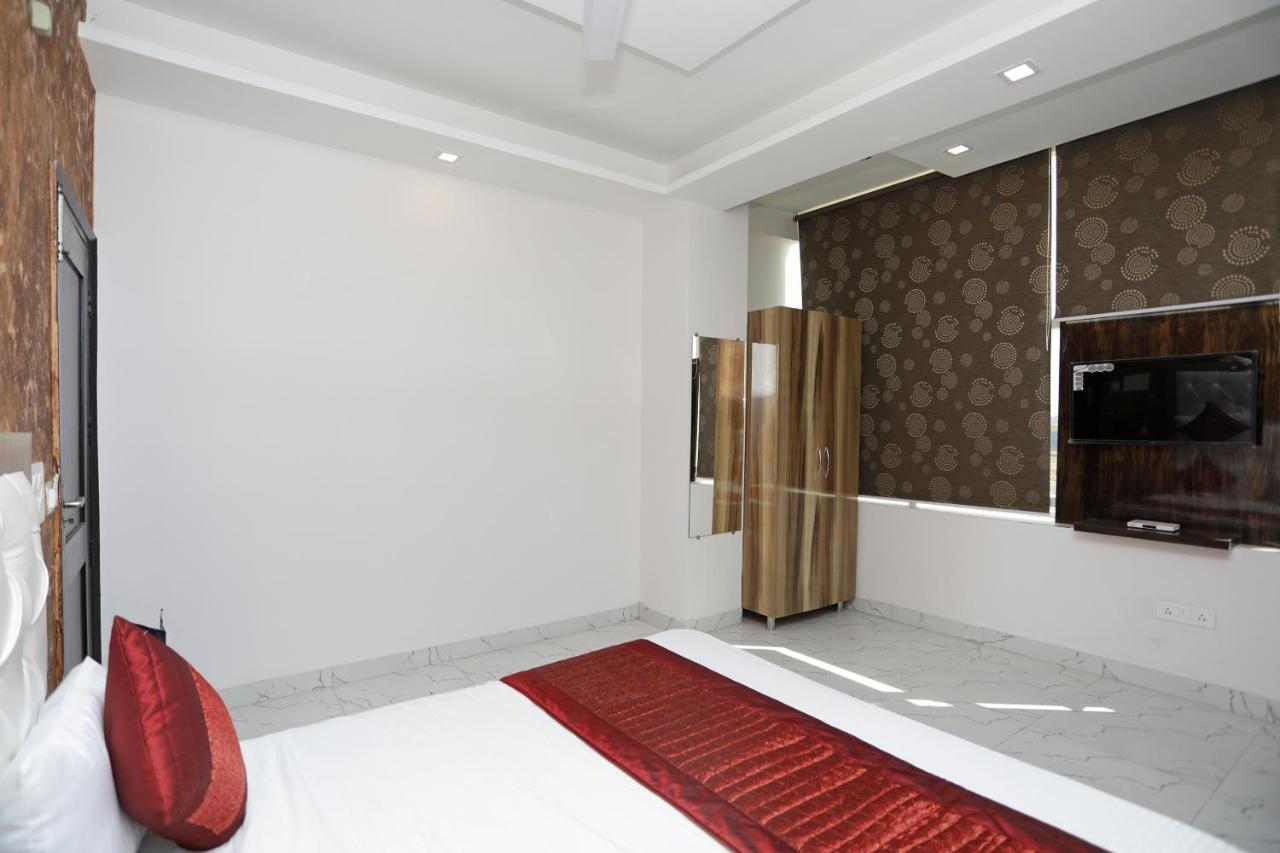 Oyo 12673 The Diplomat Inn Delhi  Exteriör bild